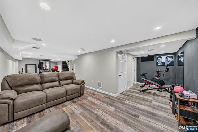 42 Donnalin Place, Clifton, NJ 07013