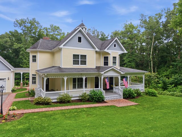 1097 Johnny Hall Rd, Burns, TN 37029
