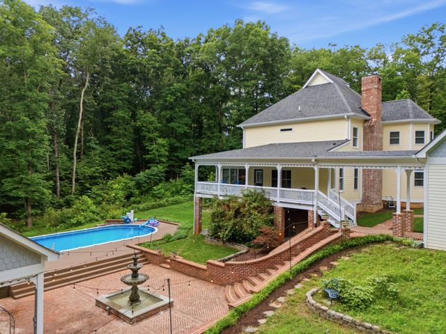 1097 Johnny Hall Rd, Burns, TN 37029