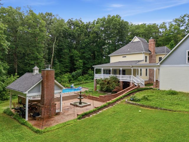 1097 Johnny Hall Rd, Burns, TN 37029