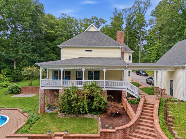 1097 Johnny Hall Rd, Burns, TN 37029