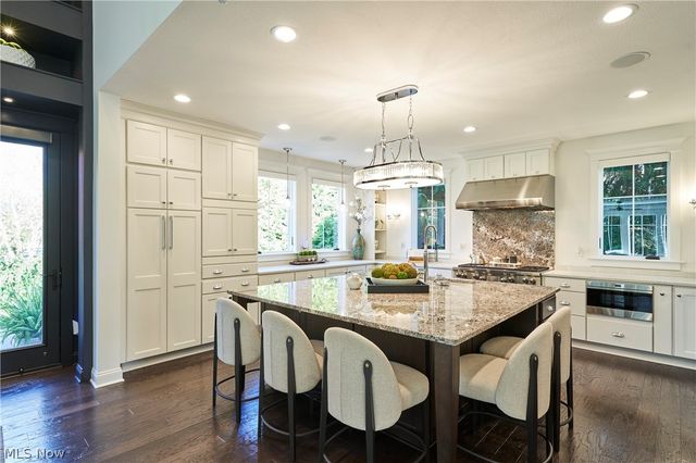 17552 Gates Landing Drive, Chagrin Falls, OH 44023