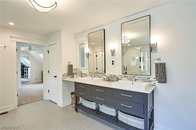 17552 Gates Landing Drive, Chagrin Falls, OH 44023