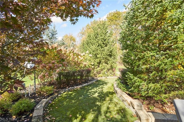 17552 Gates Landing Drive, Chagrin Falls, OH 44023