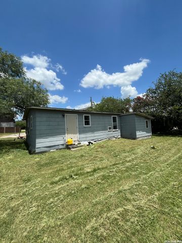 904 PINE ST, Floresville, TX 78114