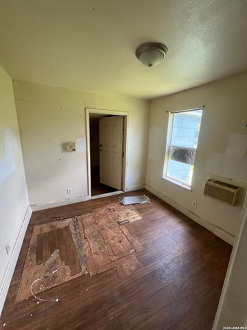 904 PINE ST, Floresville, TX 78114