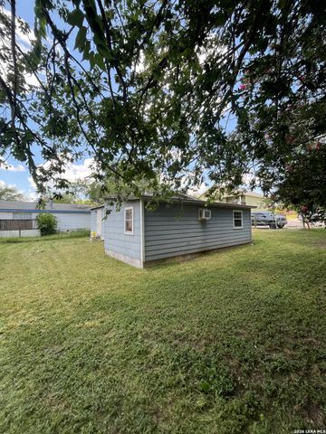 904 PINE ST, Floresville, TX 78114