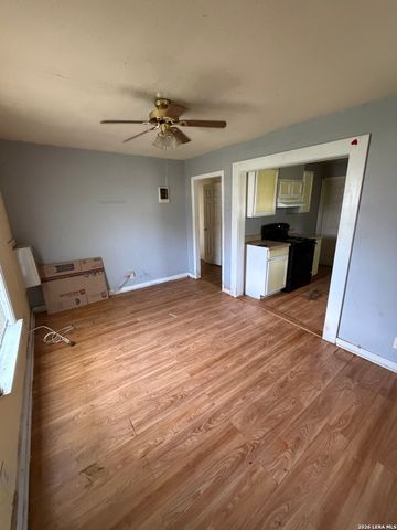 904 PINE ST, Floresville, TX 78114