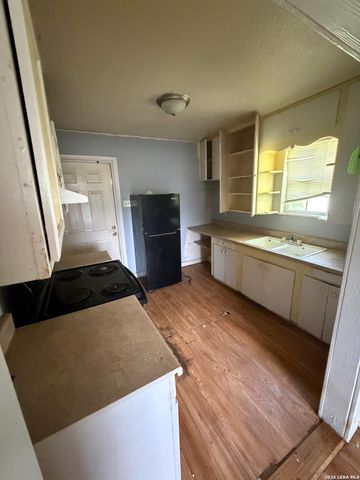 904 PINE ST, Floresville, TX 78114
