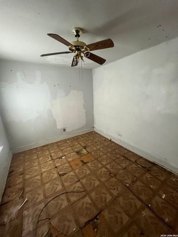 904 PINE ST, Floresville, TX 78114