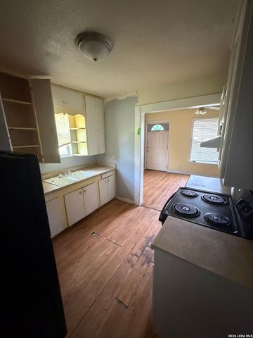 904 PINE ST, Floresville, TX 78114