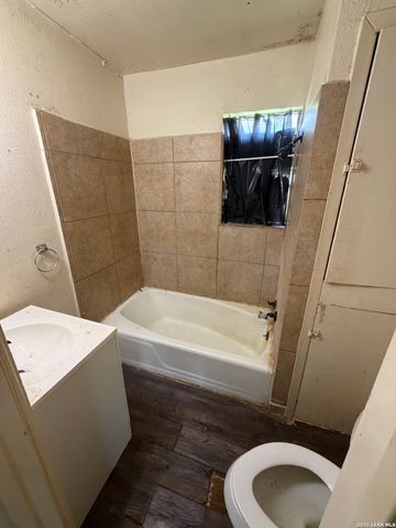 904 PINE ST, Floresville, TX 78114