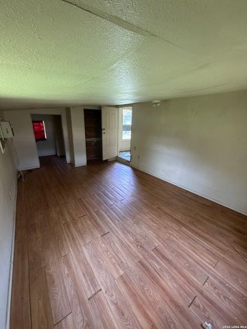 904 PINE ST, Floresville, TX 78114