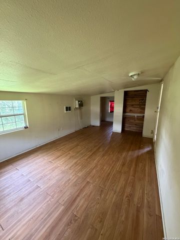 904 PINE ST, Floresville, TX 78114
