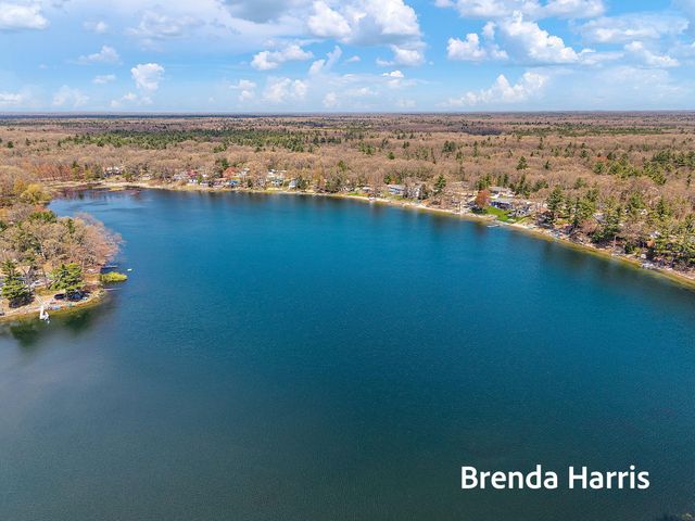 7975 E Lake Road, Holton Twp, MI 49457