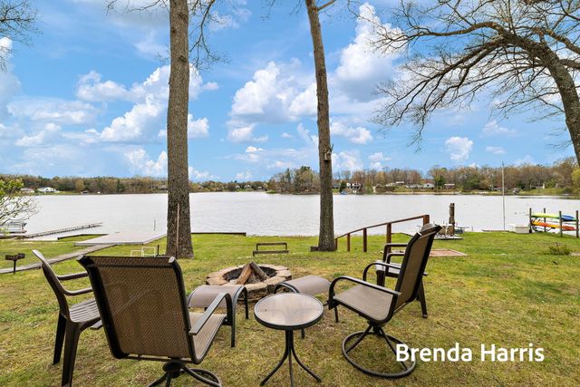 7975 E Lake Road, Holton Twp, MI 49457