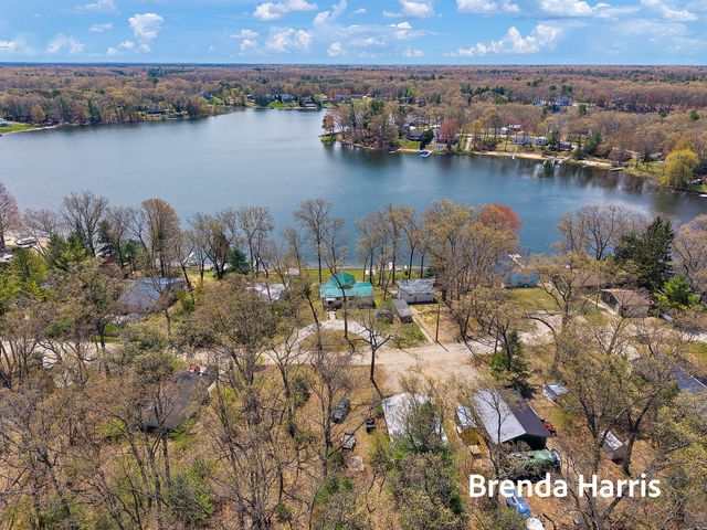 7975 E Lake Road, Holton Twp, MI 49457
