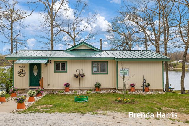 7975 E Lake Road, Holton Twp, MI 49457