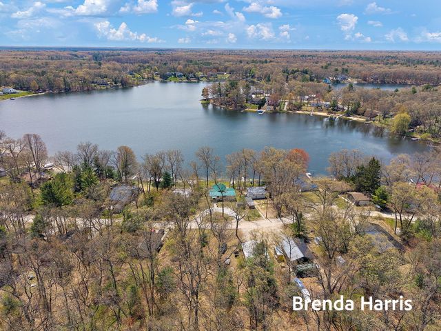 7975 E Lake Road, Holton Twp, MI 49457