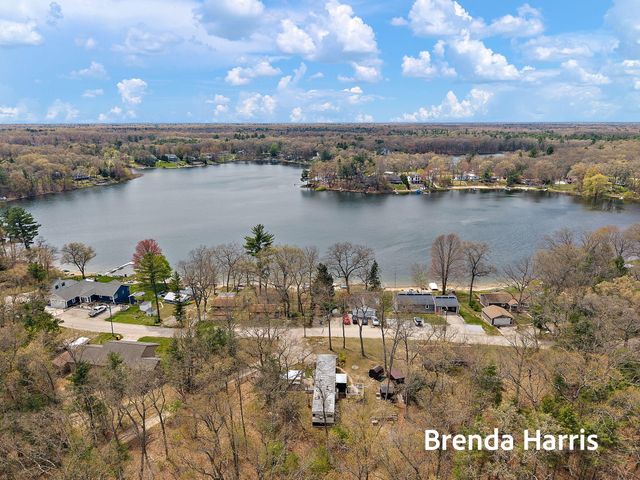 7975 E Lake Road, Holton Twp, MI 49457