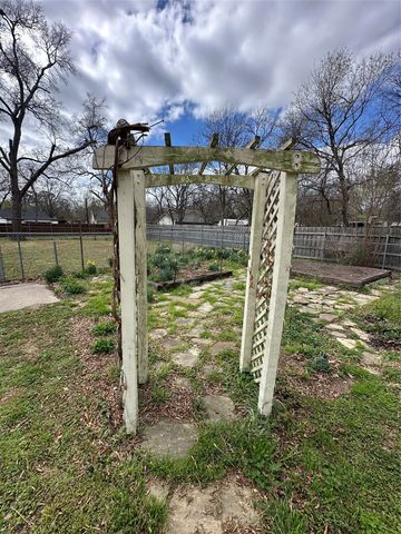 103 W Damon Street, Terrell, TX 75160