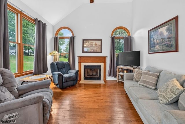 280 Stonehenge Dr, Lopatcong Twp., NJ 08865