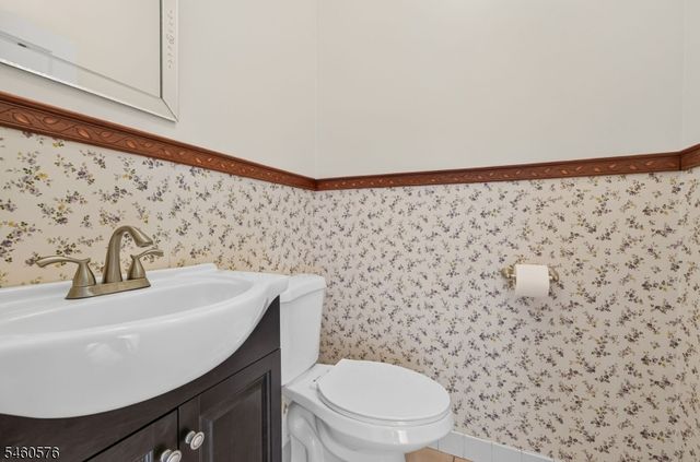 280 Stonehenge Dr, Lopatcong Twp., NJ 08865