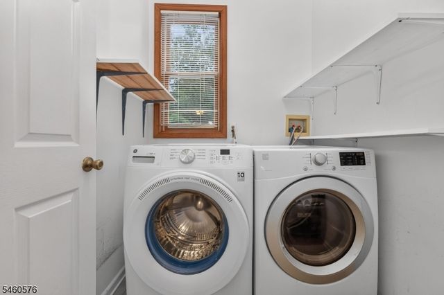 280 Stonehenge Dr, Lopatcong Twp., NJ 08865