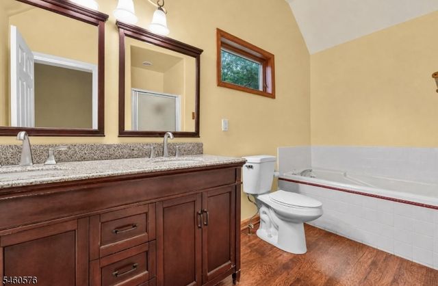 280 Stonehenge Dr, Lopatcong Twp., NJ 08865