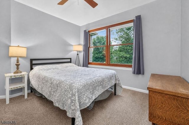 280 Stonehenge Dr, Lopatcong Twp., NJ 08865
