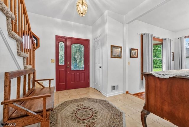 280 Stonehenge Dr, Lopatcong Twp., NJ 08865