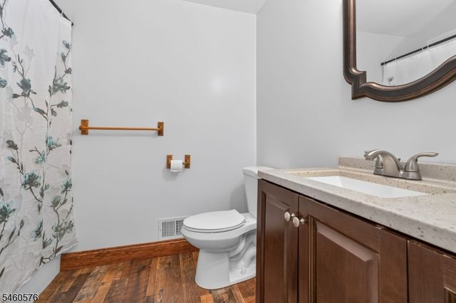 280 Stonehenge Dr, Lopatcong Twp., NJ 08865