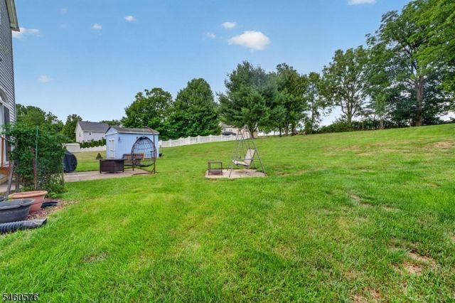 280 Stonehenge Dr, Lopatcong Twp., NJ 08865