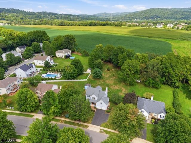 280 Stonehenge Dr, Lopatcong Twp., NJ 08865
