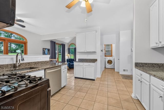 280 Stonehenge Dr, Lopatcong Twp., NJ 08865