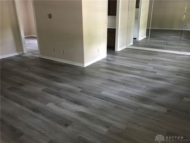 701 Far Hills Avenue 701, Oakwood, OH 45419