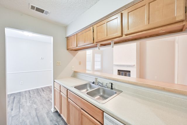 706 Woodland Court, Kennedale, TX 76060