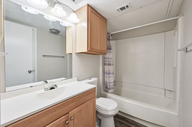 706 Woodland Court, Kennedale, TX 76060
