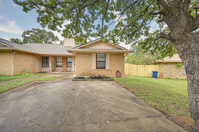 706 Woodland Court, Kennedale, TX 76060