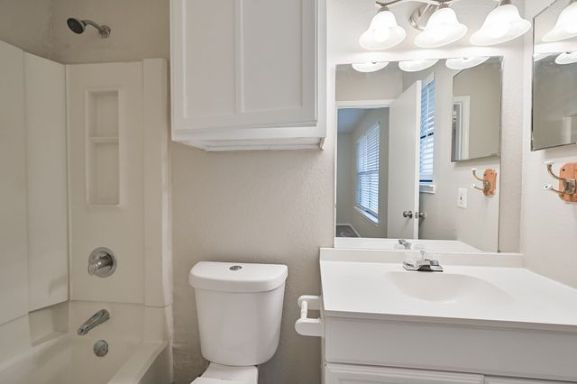 706 Woodland Court, Kennedale, TX 76060