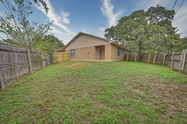 706 Woodland Court, Kennedale, TX 76060