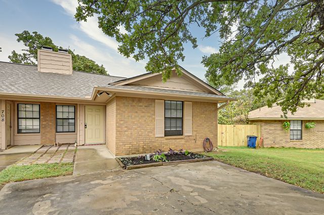 706 Woodland Court, Kennedale, TX 76060