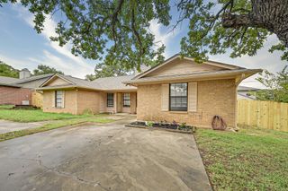 706 Woodland Court, Kennedale, TX 76060