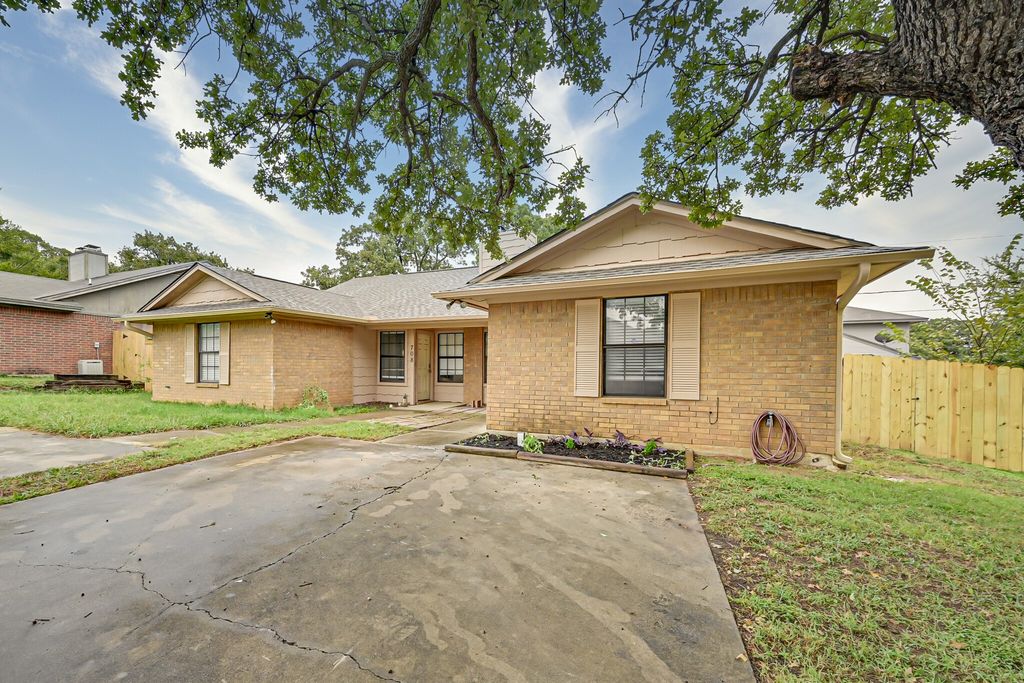 706 Woodland Court, Kennedale, TX 76060