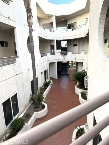 6828 Laurel Canyon Boulevard 211, North Hollywood, CA 91605
