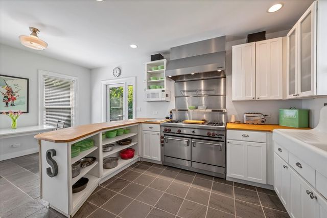 305 N Ridgeland Avenue, Oak Park, IL 60302