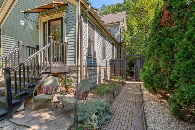 305 N Ridgeland Avenue, Oak Park, IL 60302