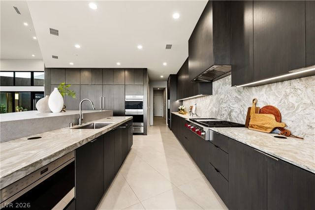 8 Chisel Crest Court, Henderson, NV 89012
