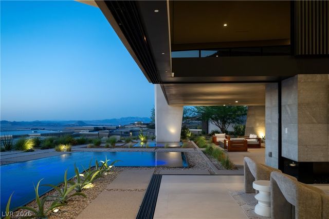 8 Chisel Crest Court, Henderson, NV 89012
