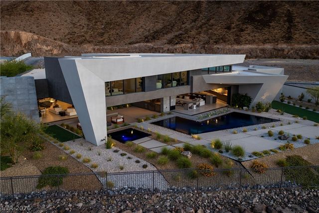 8 Chisel Crest Court, Henderson, NV 89012